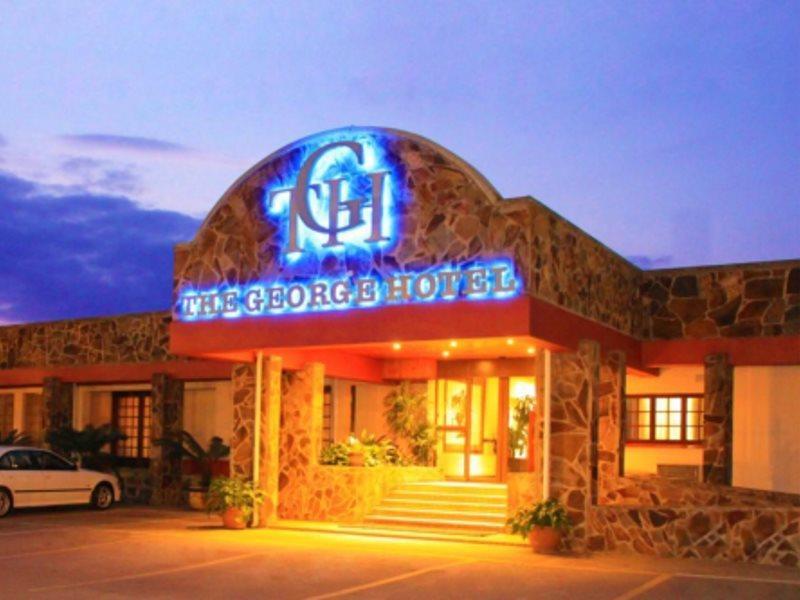 The Tums George Hotel 曼齐尼 外观 照片